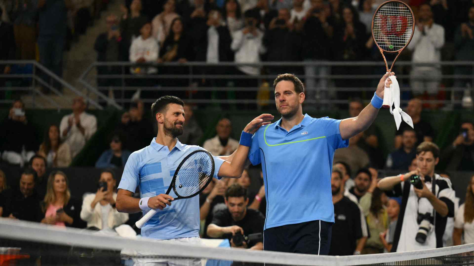 Novak Djokovic y Juan Martín del Potro después del partido de despedida a la carrera del argentino.