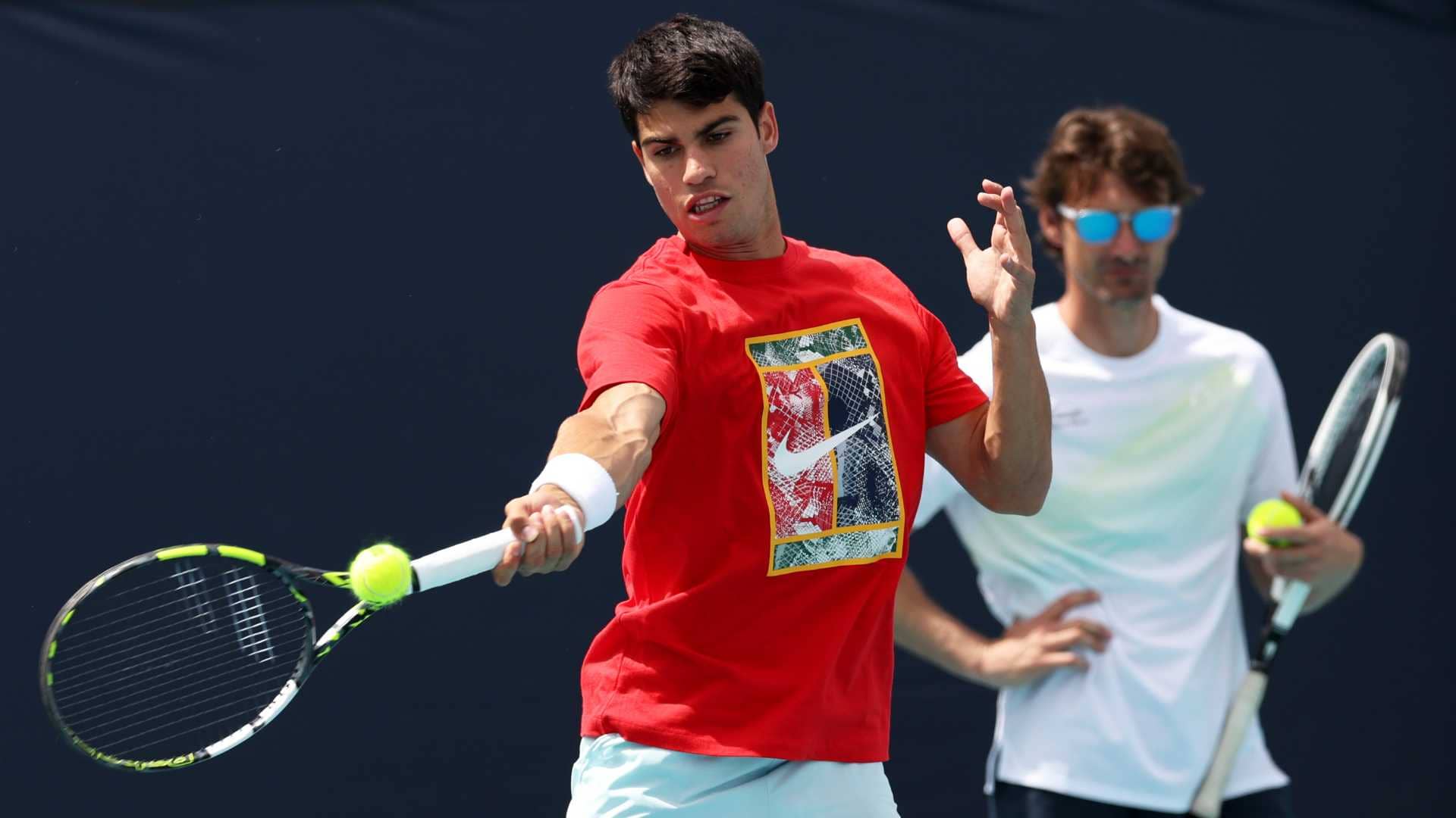 Carlos Alcaraz y Juan Carlos Ferrero durante una práctica en el Miami Open presentado por Itaú 2023.