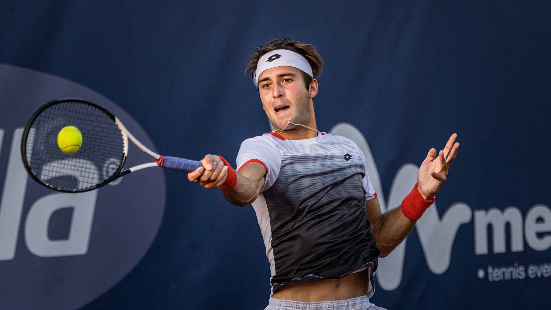 <a href='https://wwwx.atptour.com/en/players/tomas-martin-etcheverry/ea24/overview'>Tomas Martin Etcheverry</a> in action at the 2022 Parma Challenger.