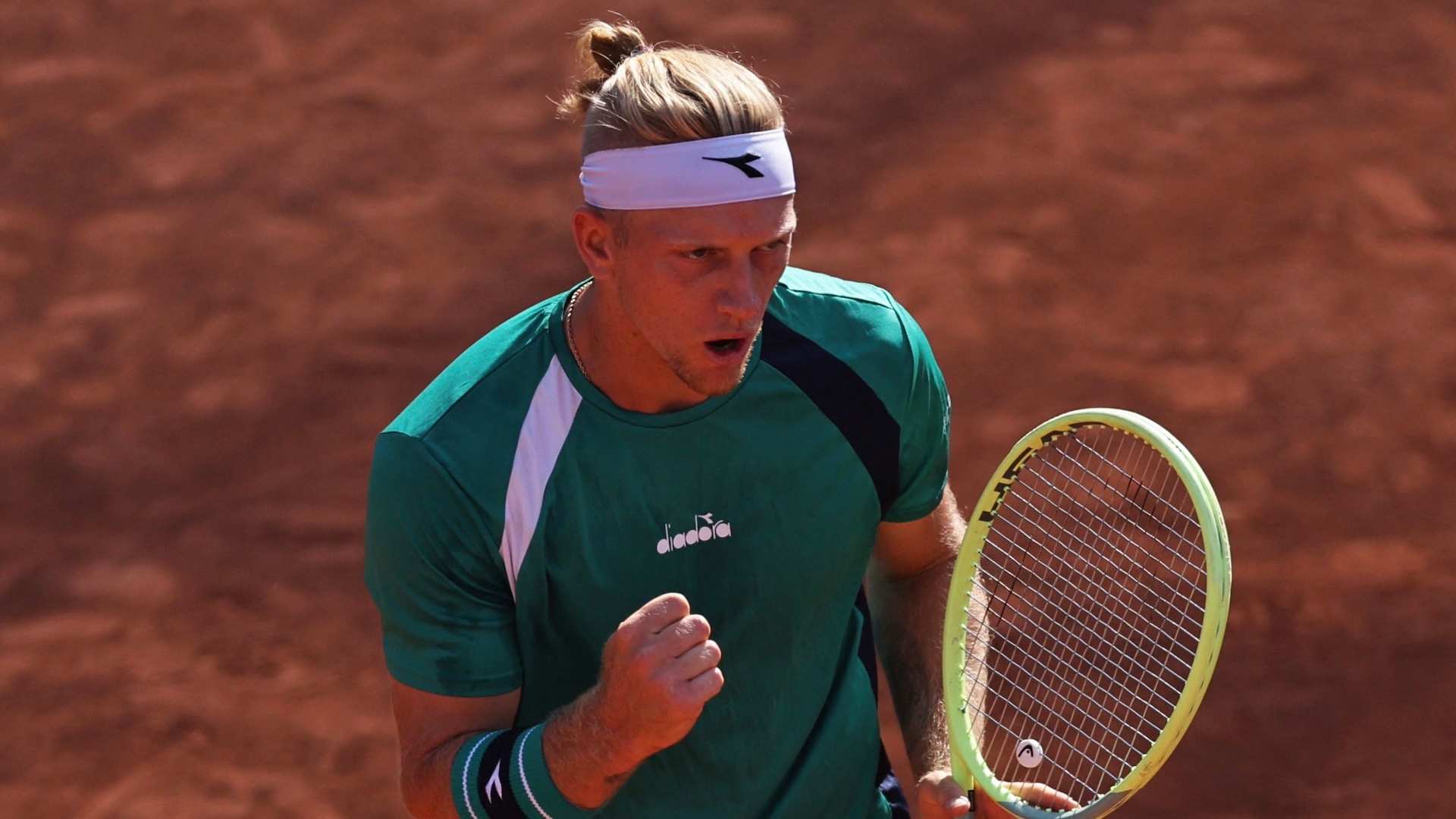 Alejandro Davidovich celebra un punto ante Luca van Assche en la segunda ronda Roland Garros.