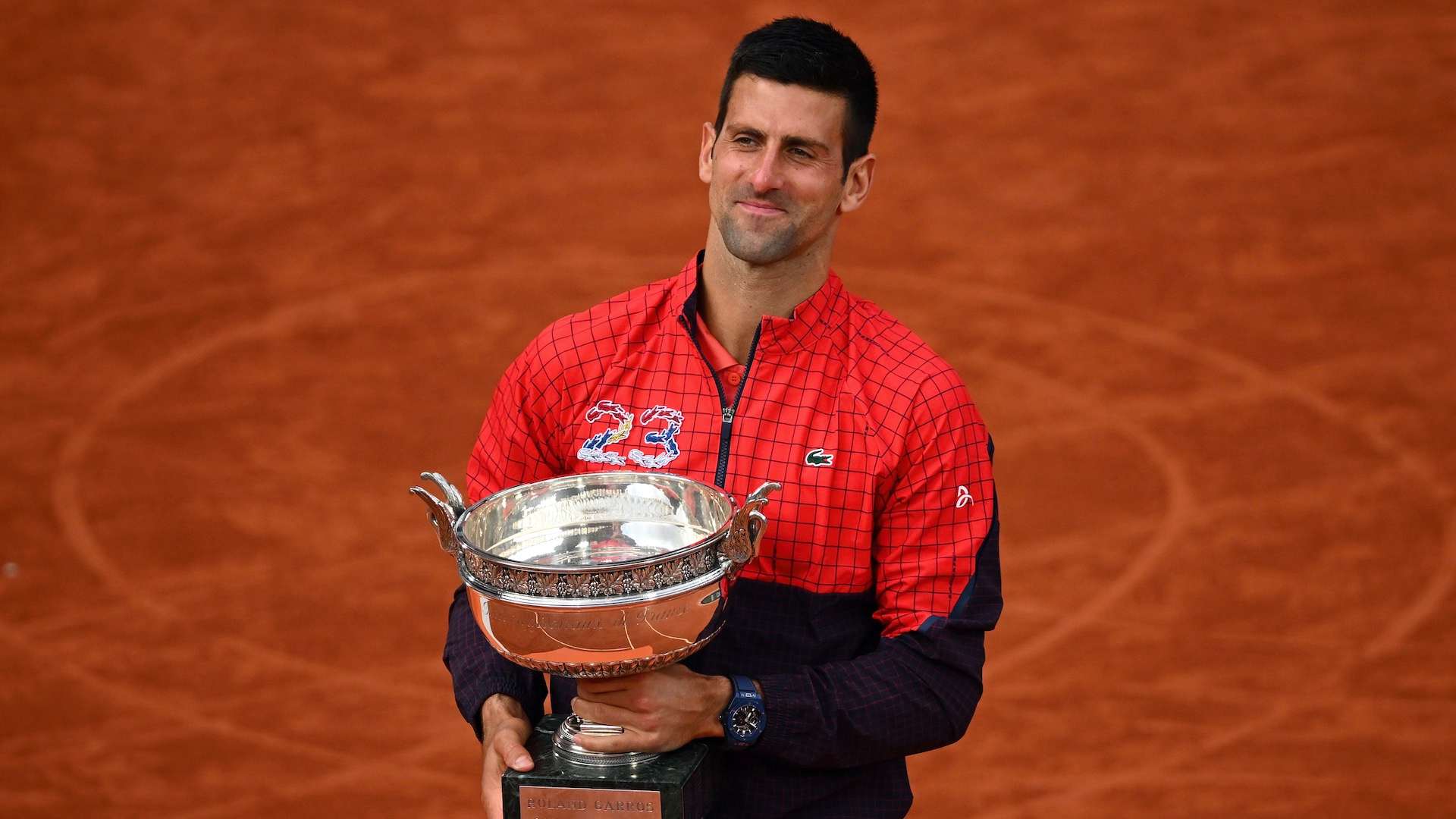 Novak Djokovic sostiene el trofeo de campeón en Roland Garros 2023.