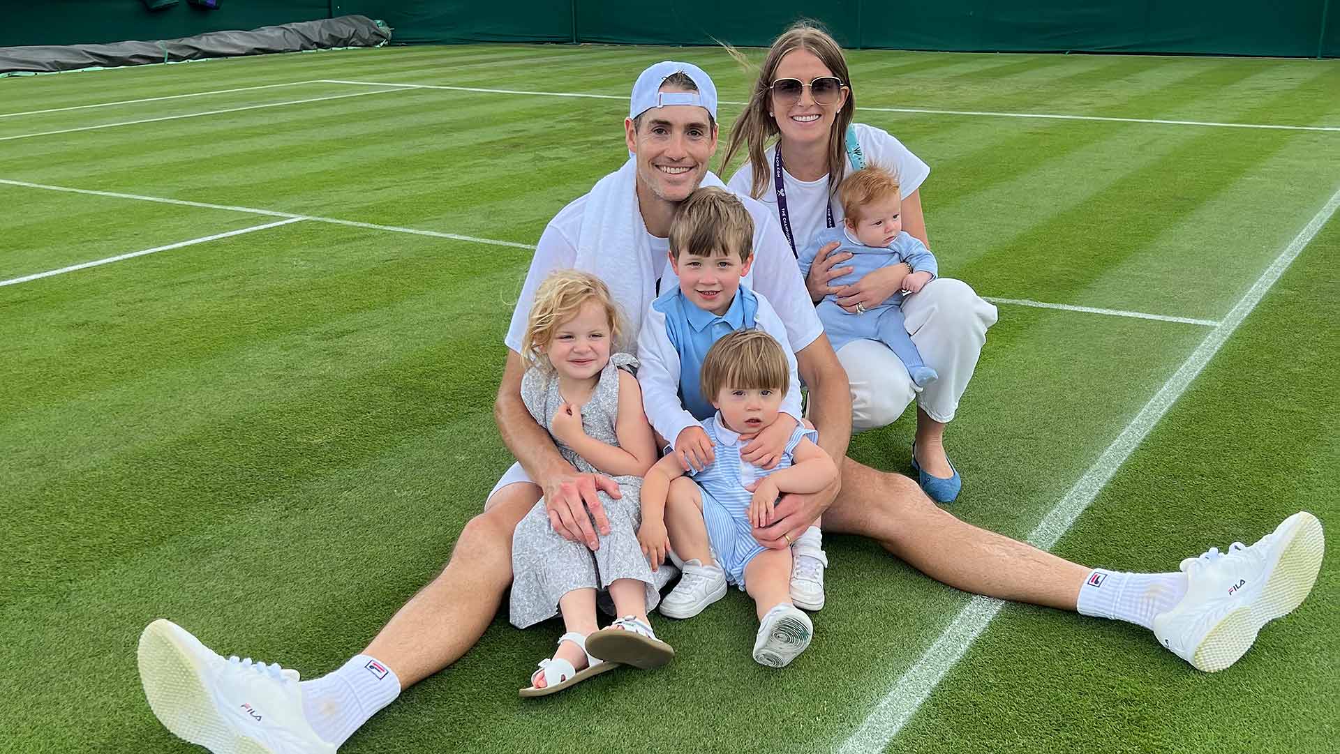 John and Maddie Isner with Hunter Grace (4), Hobbs (3), Mack (1 1/2) and Chapel (2 months) at <a href='https://wwwx.atptour.com/es/tournaments/wimbledon/540/overview'>Wimbledon</a>.