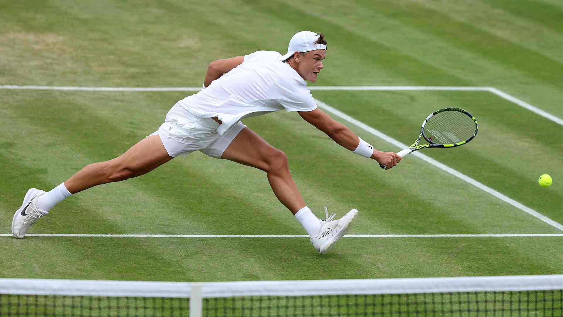 Holger Rune salvó dos puntos de partido frente Alejandro Davidovich Fokina en tercera ronda de Wimbledon.