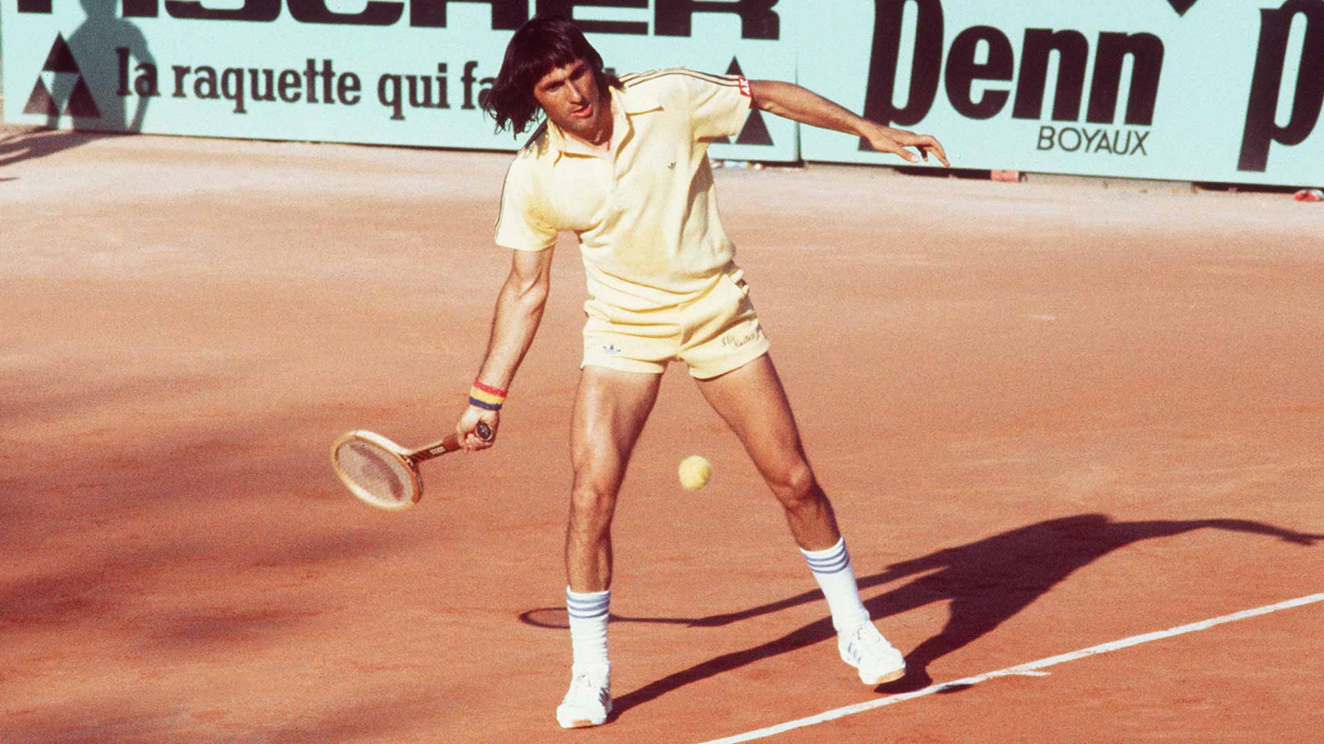 Illie Nastase in action at <a href='https://wwwx.atptour.com/es/tournaments/roland-garros/520/overview'>Roland Garros</a> in 1977.