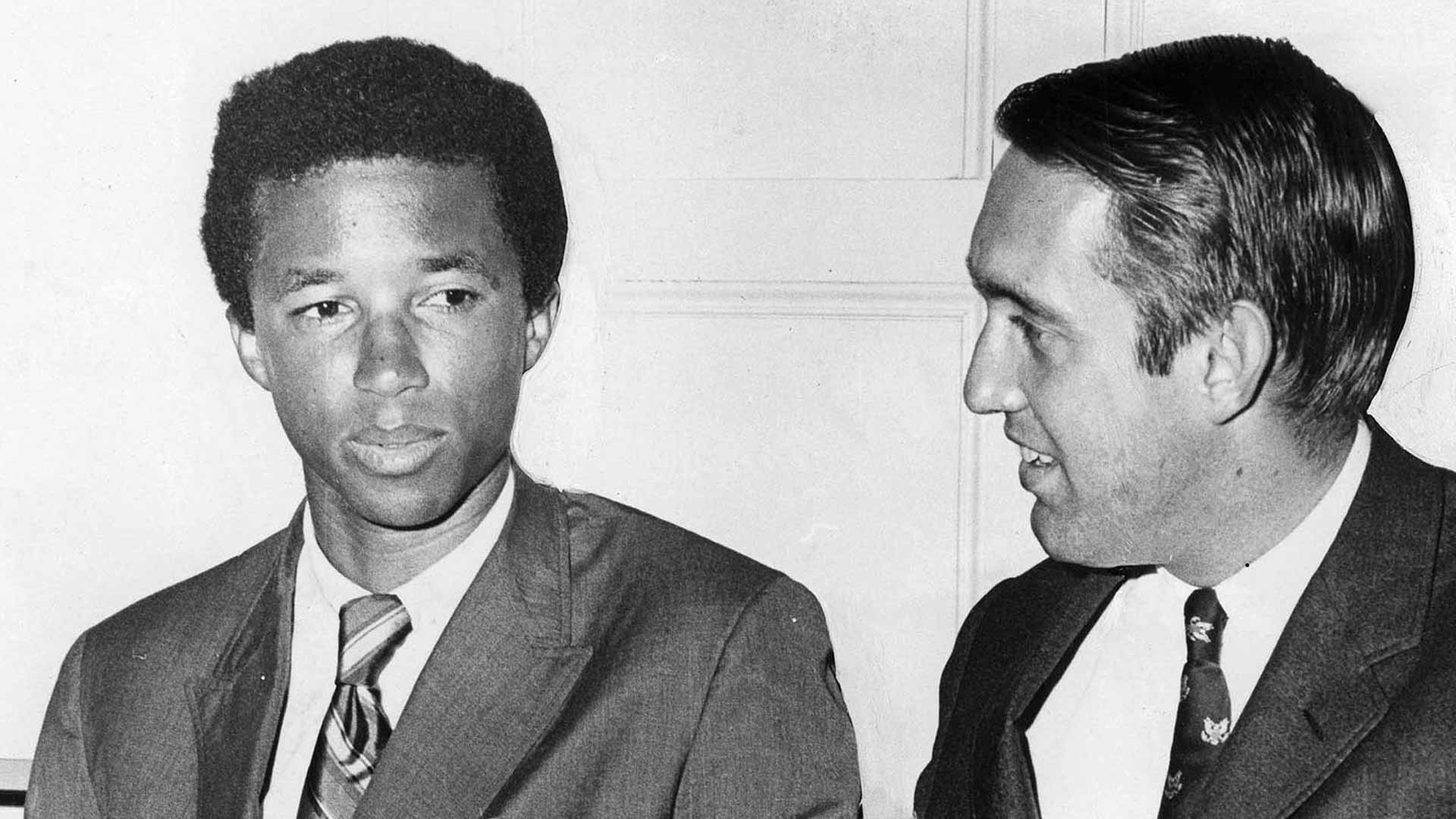 <a href='https://wwwx.atptour.com/es/players/arthur-ashe/a063/overview'>Arthur Ashe</a> (left) and <a href='https://wwwx.atptour.com/es/players/donald-dell/d128/overview'>Donald Dell</a>.