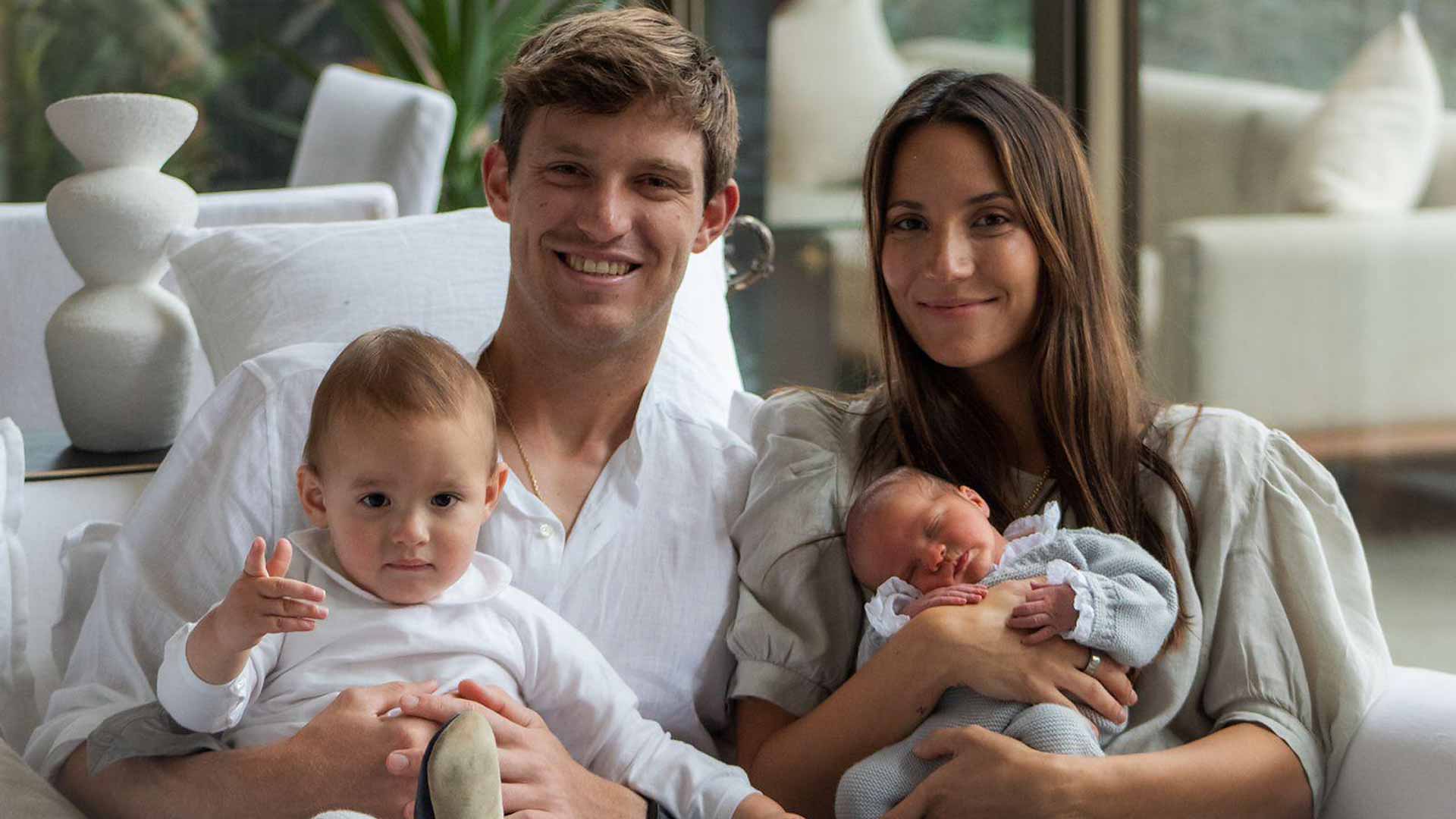 Nicolás Jarry posa con su mujer, Laura, y sus dos hijos.