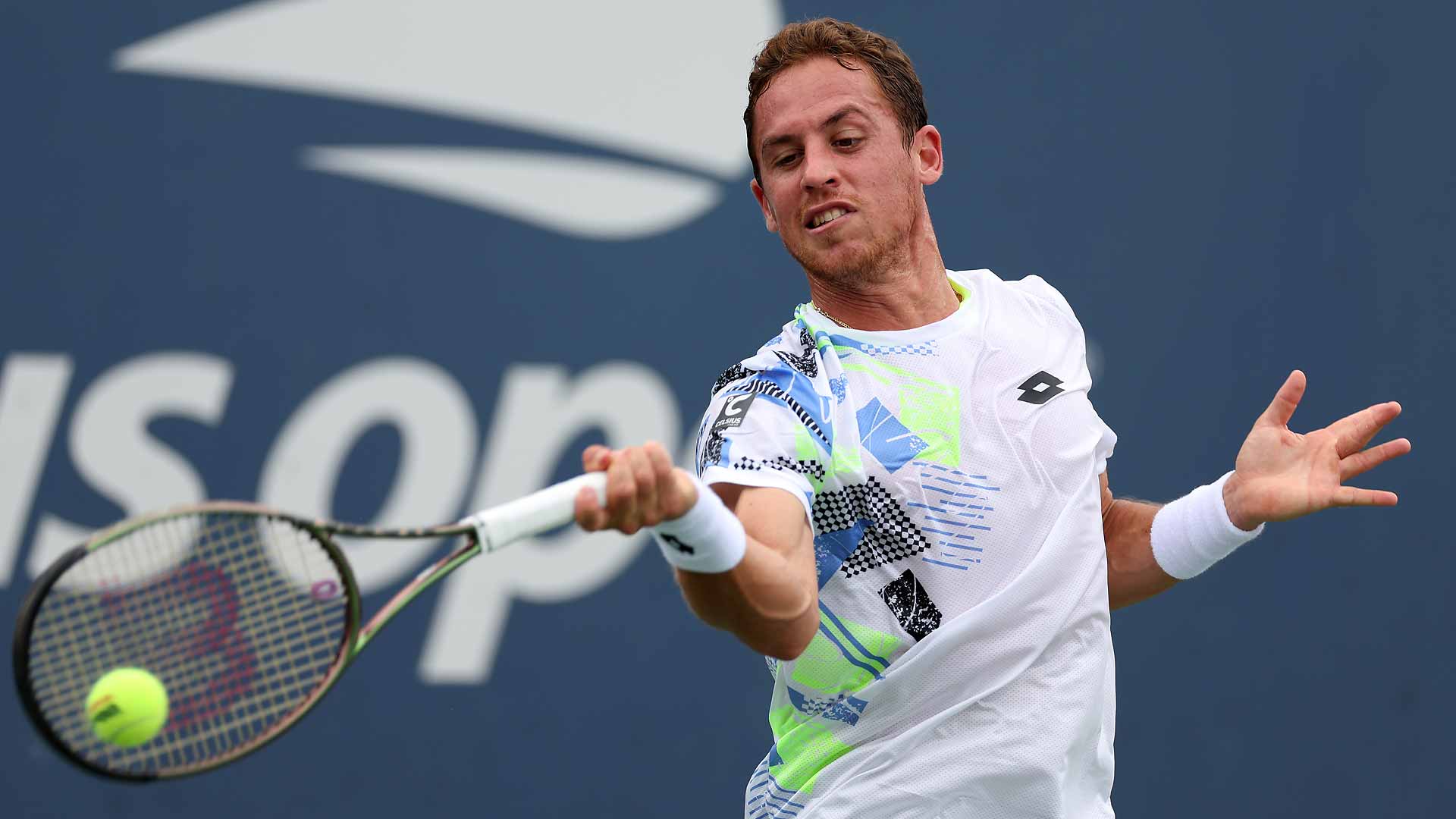 Roberto Carballés Baena conectó 31 winners para batir al No. 4 del mundo Holger Rune en el US Open.