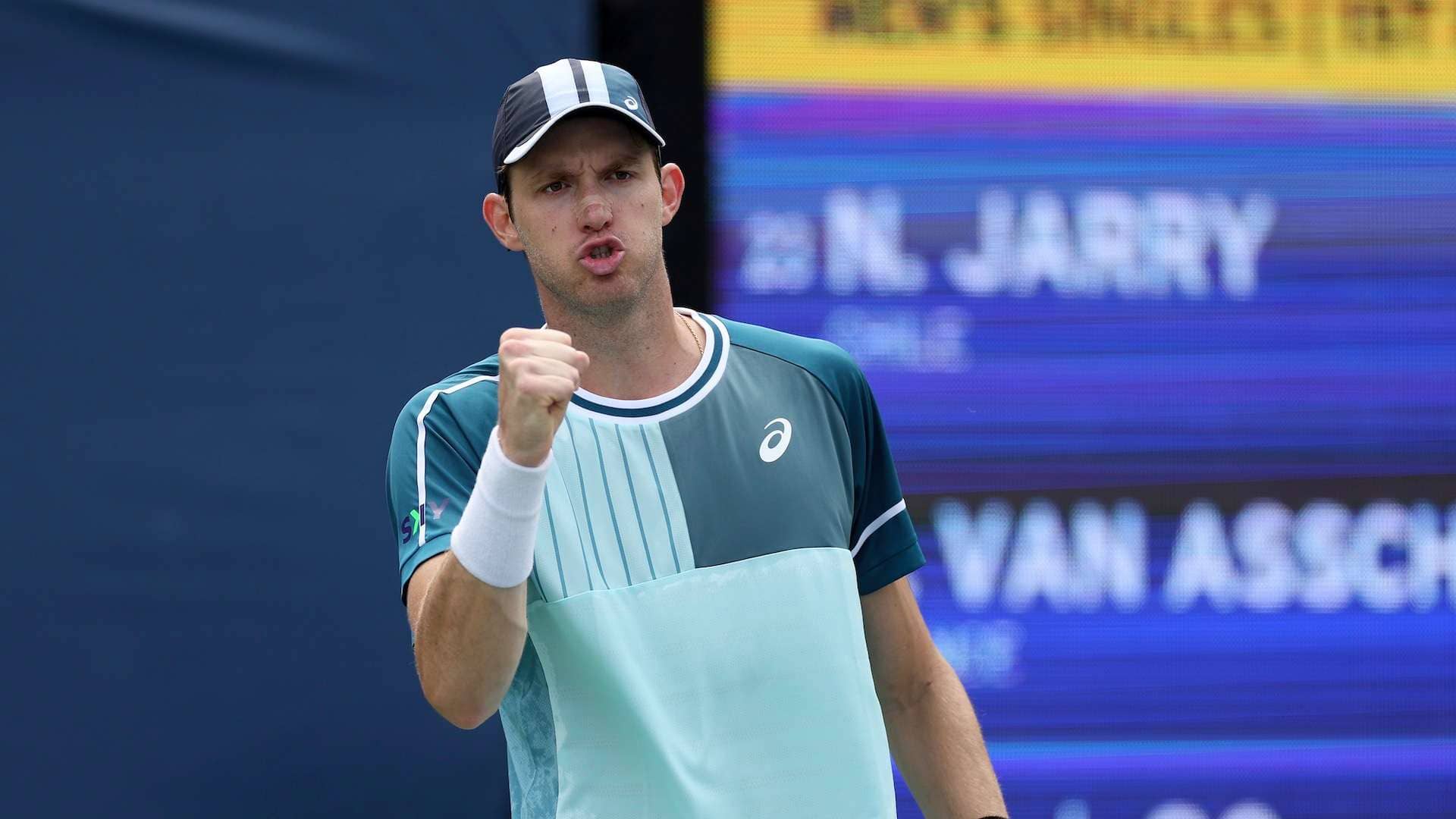 Nicolás Jarry celebra un punto ante Luca van Assche en la primera ronda del US Open 2023.