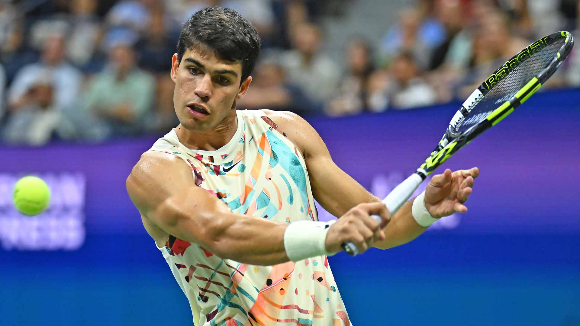 Carlos Alcaraz compite ante Dominik Koepfer durante la primera ronda del US Open 2023.