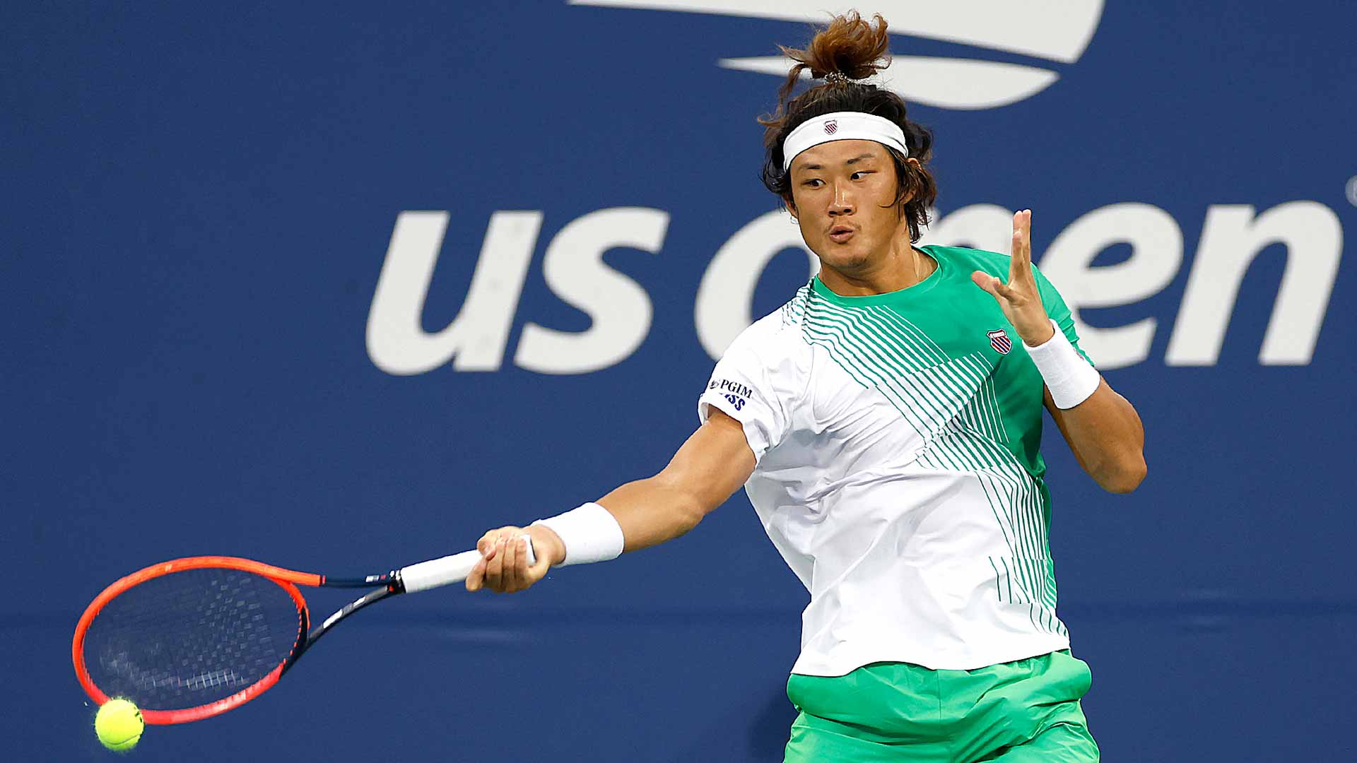 Zhang Zhizhen in action Wednesday at the <a href='https://wwwx.atptour.com/es/tournaments/us-open/560/overview'>US Open</a>.