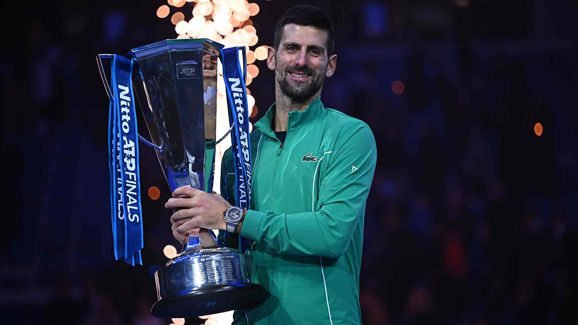 Novak Djokovic posa con su séptimo trofeo en las Nitto ATP Finals.