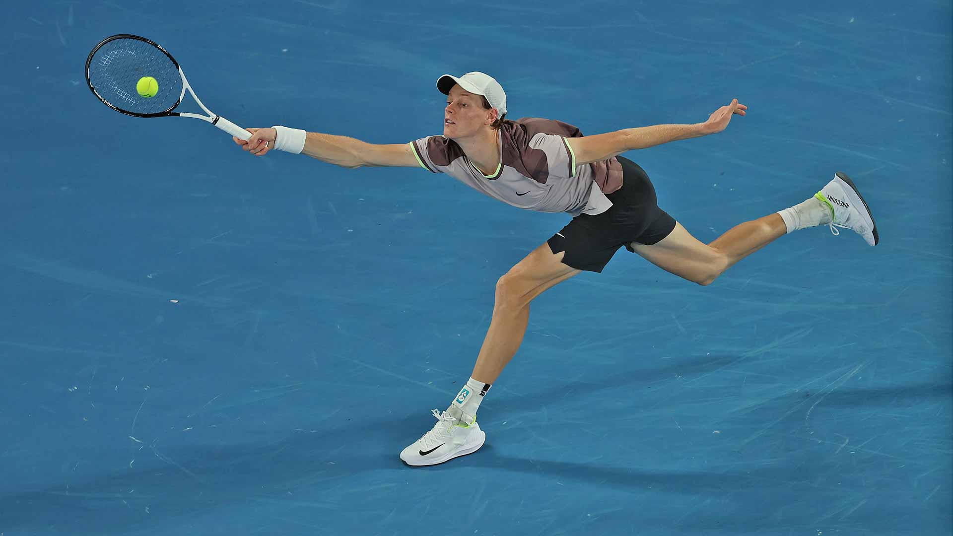 Jannik Sinner supera a Daniil Medvedev en la final del Abierto de Australia.