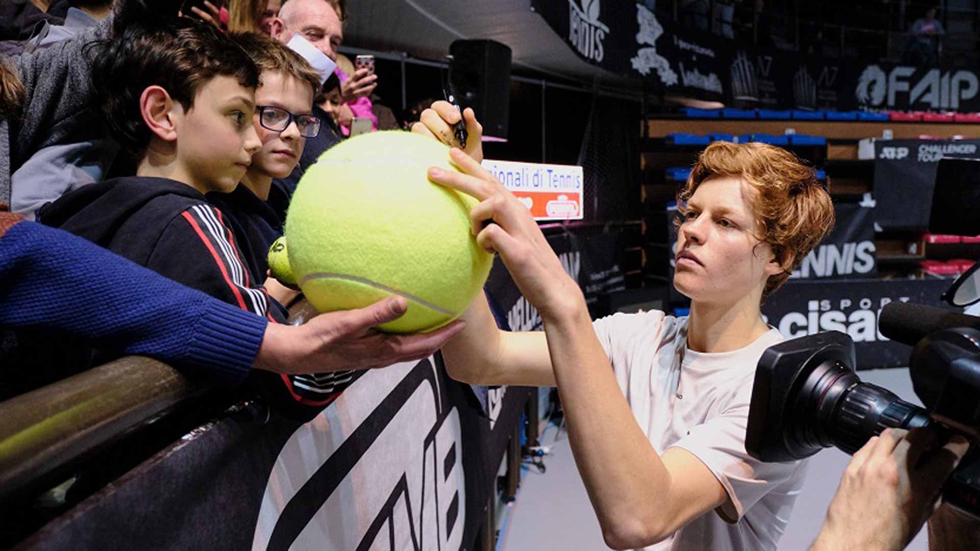 <a href='https://wwwx.atptour.com/en/players/jannik-sinner/s0ag/overview'>Jannik Sinner</a> greets fans after winning the Bergamo Challenger final.