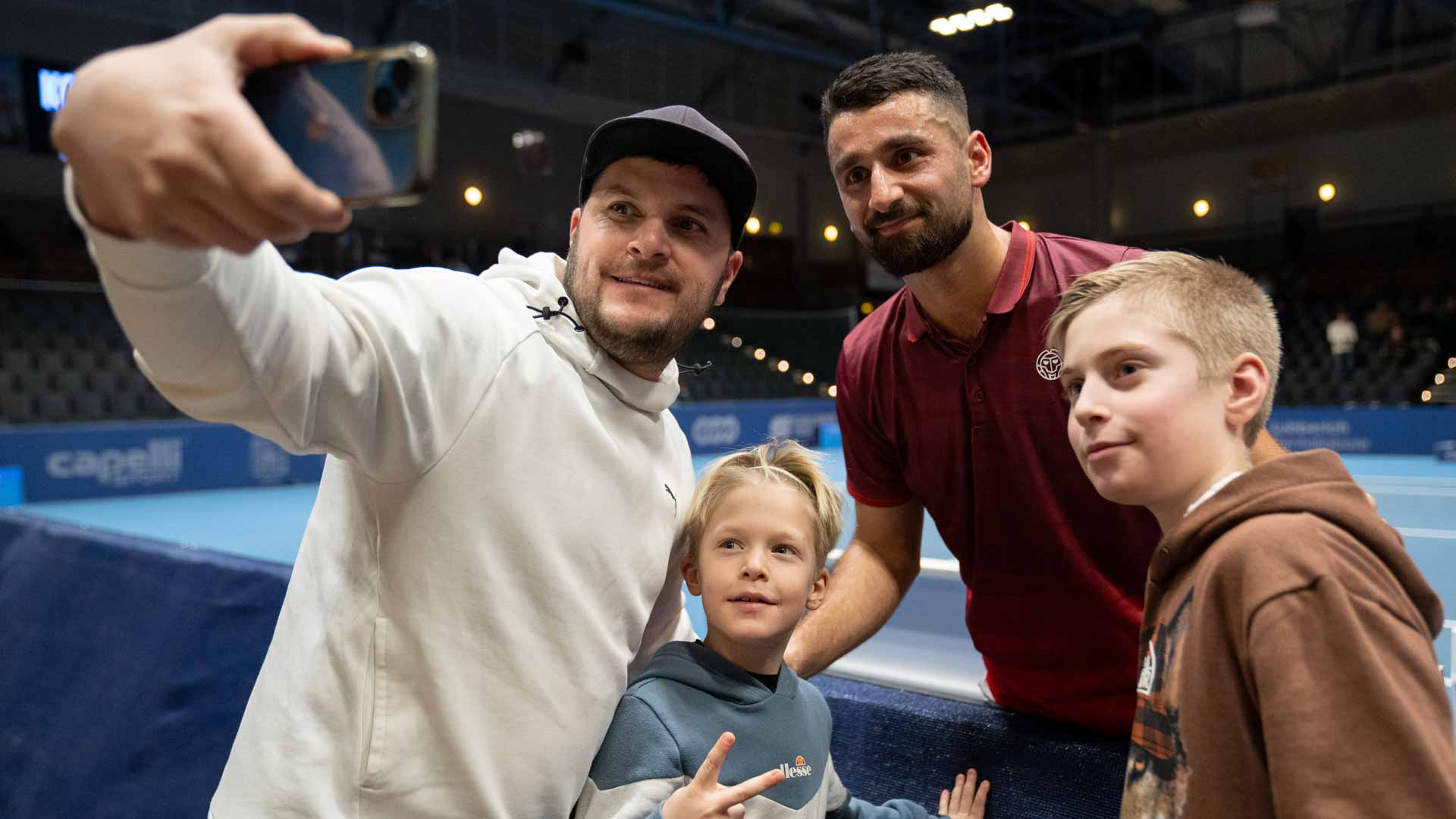 <a href='https://wwwx.atptour.com/en/players/hazem-naw/n0bk/overview'>Hazem Naw</a> greets fans at the <a href='https://wwwx.atptour.com/en/scores/archive/koblenz/7652/2025/results'>Koblenz Open</a>.