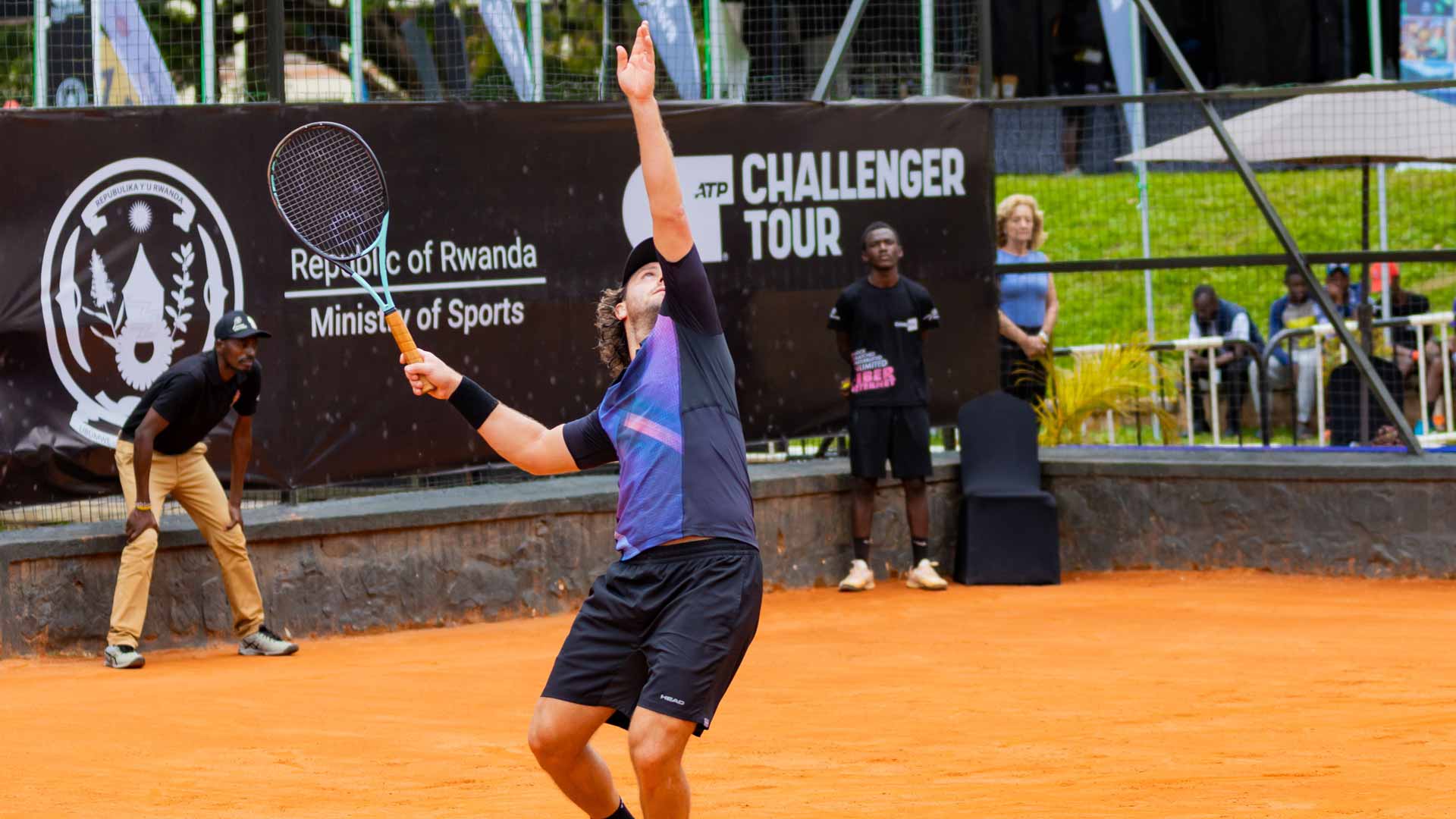 <a href='https://wwwx.atptour.com/es/players/marco-trungelliti/ta29/overview'>Marco Trungelliti</a> in action while his mother Susana looks on.