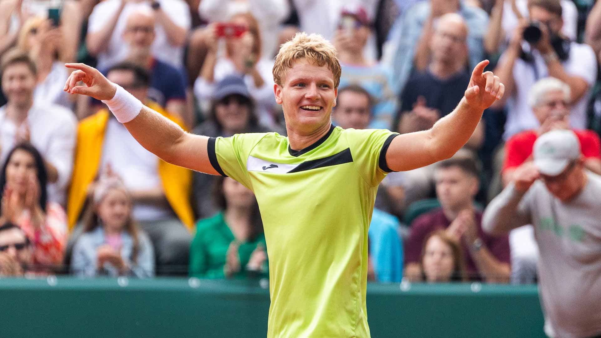 <a href='https://wwwx.atptour.com/en/players/maks-kasnikowski/k0hc/overview'>Maks Kasnikowski</a> celebrates winning the Poznan Challenger.