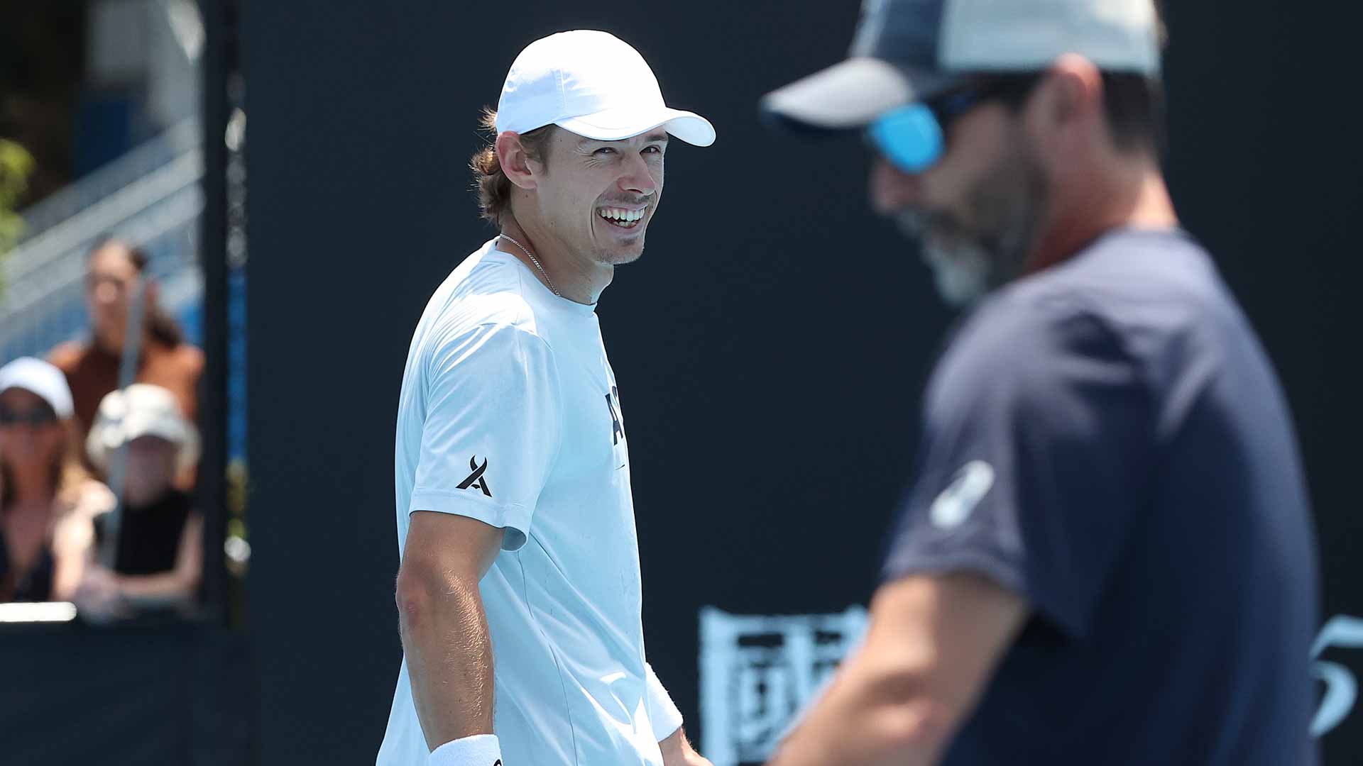 Alex de Minaur shares a laugh with <a href='https://wwwx.atptour.com/es/players/adolfo-gutierrez/g584/overview'>Adolfo Gutierrez</a> at this year's <a href='https://wwwx.atptour.com/es/tournaments/australian-open/580/overview'>Australian Open</a>.