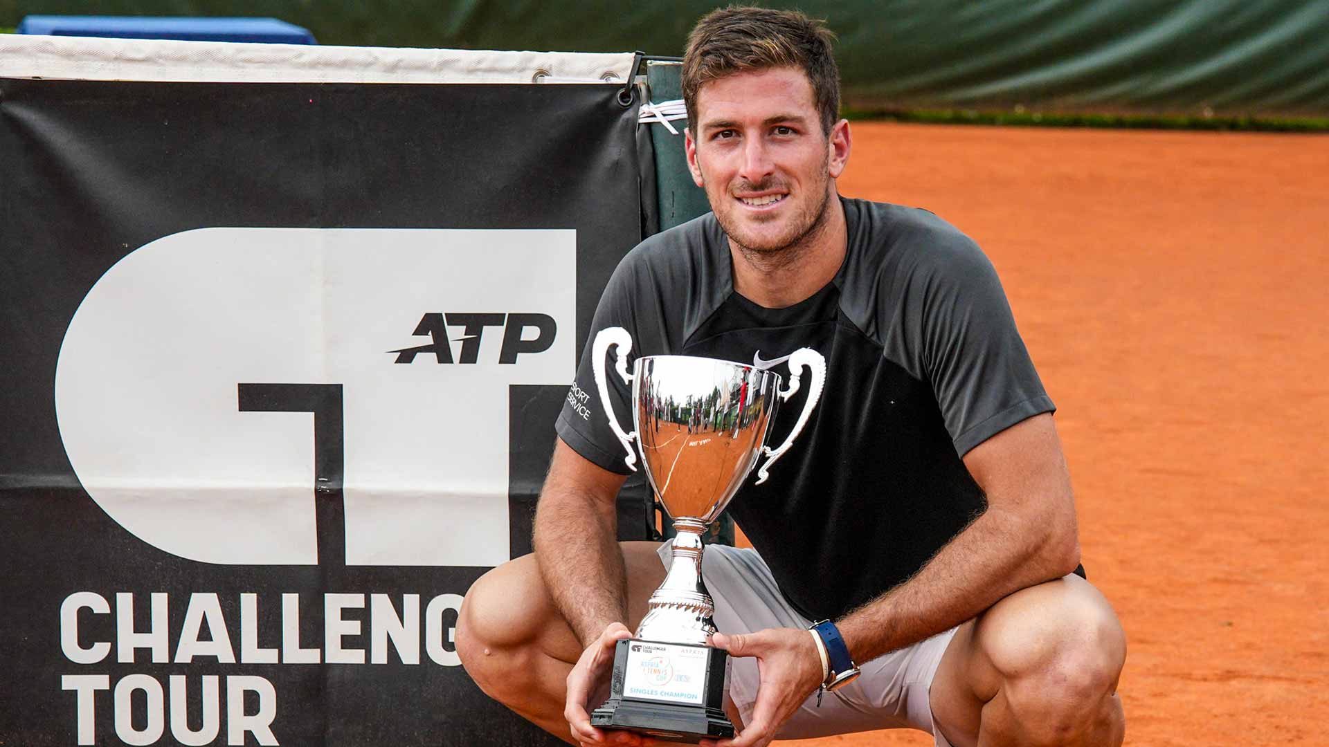 <a href='https://wwwx.atptour.com/es/players/federico-agustin-gomez/gj16/overview'>Federico Agustin Gomez</a> is crowned champion at the Milan Challenger.