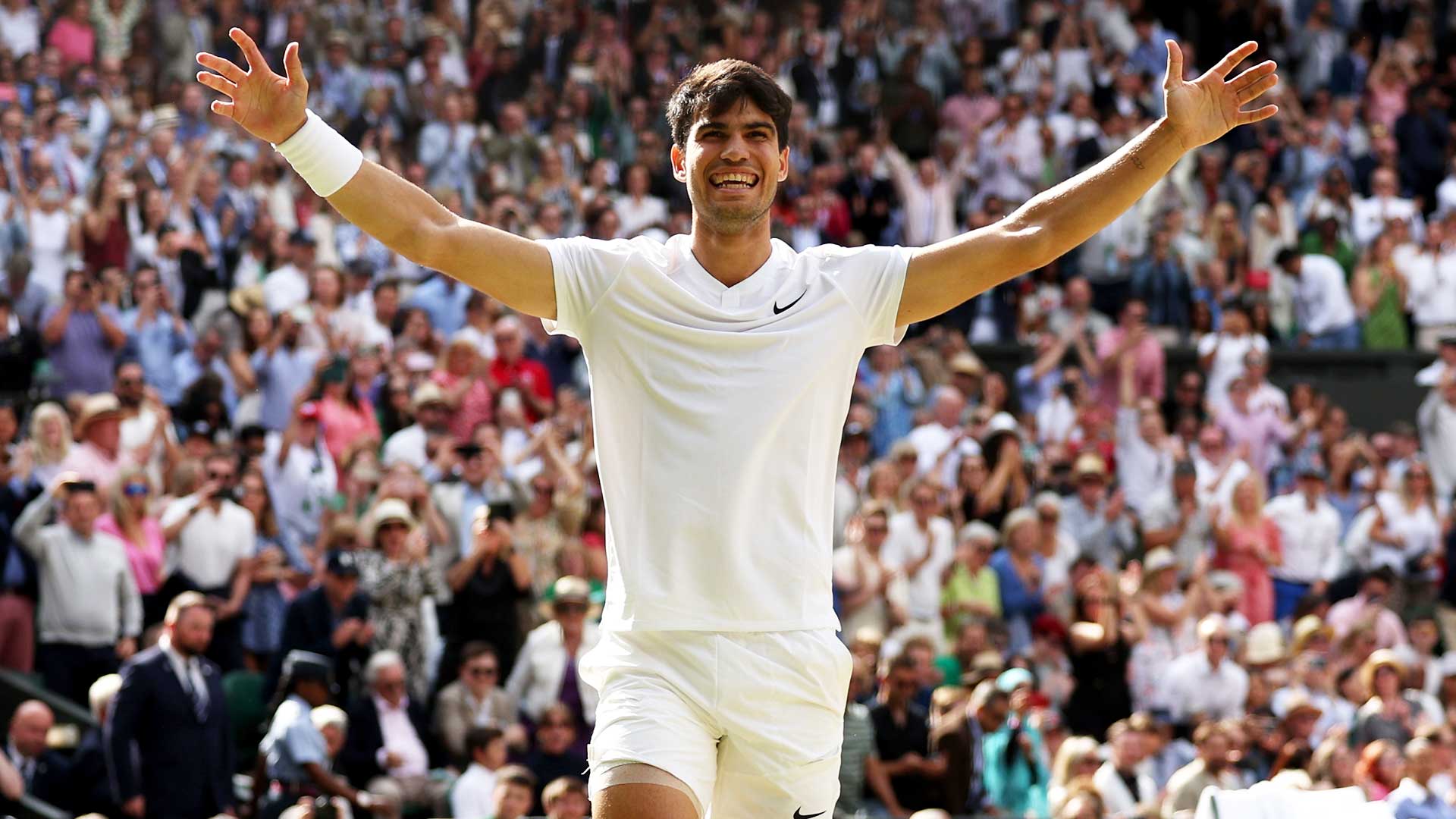 Carlos Alcaraz celebrates defeating Novak Djokovic in straight sets.