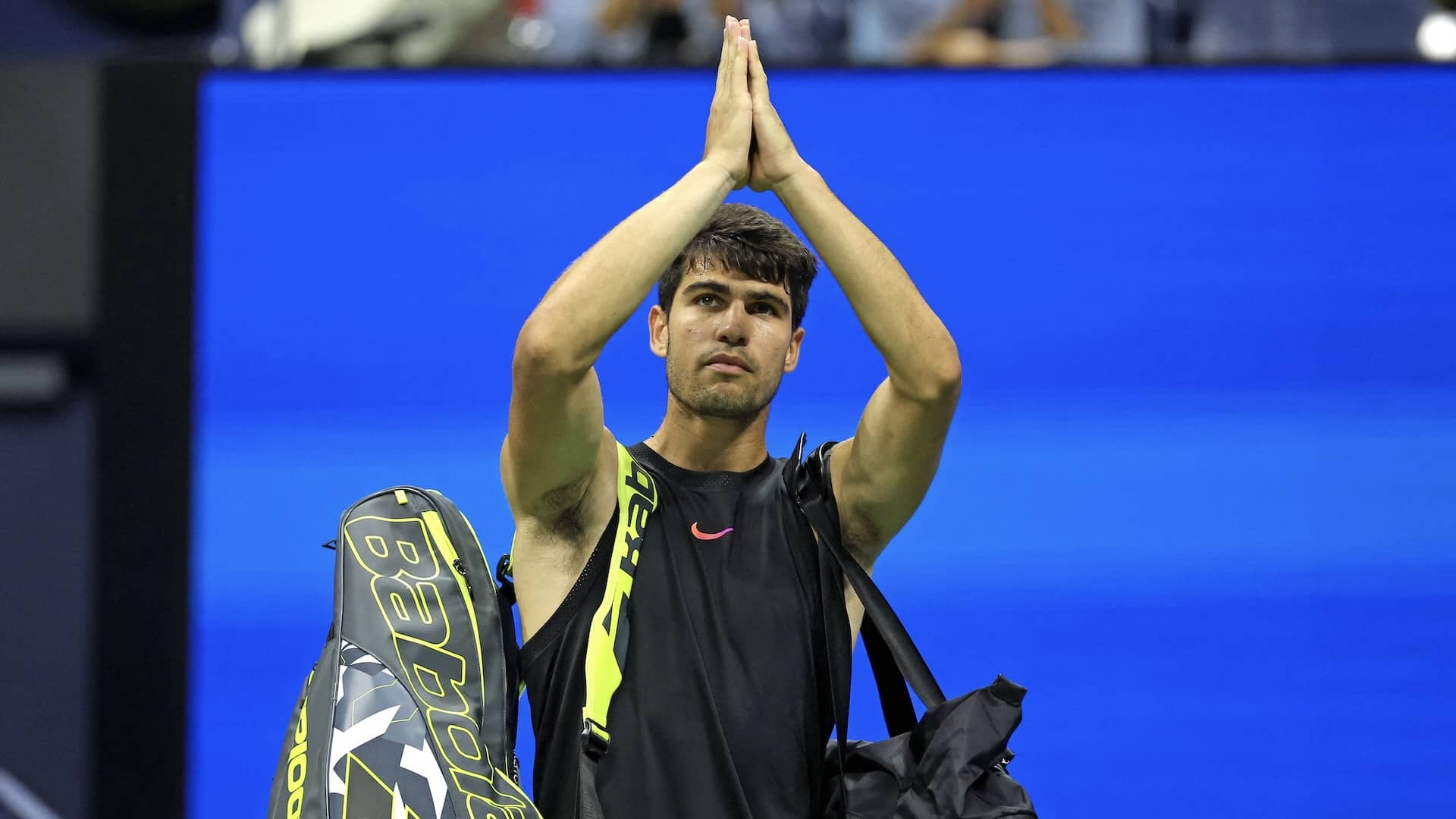 Alcaraz se despide del público del US Open tras caer eliminado el jueves por la noche.