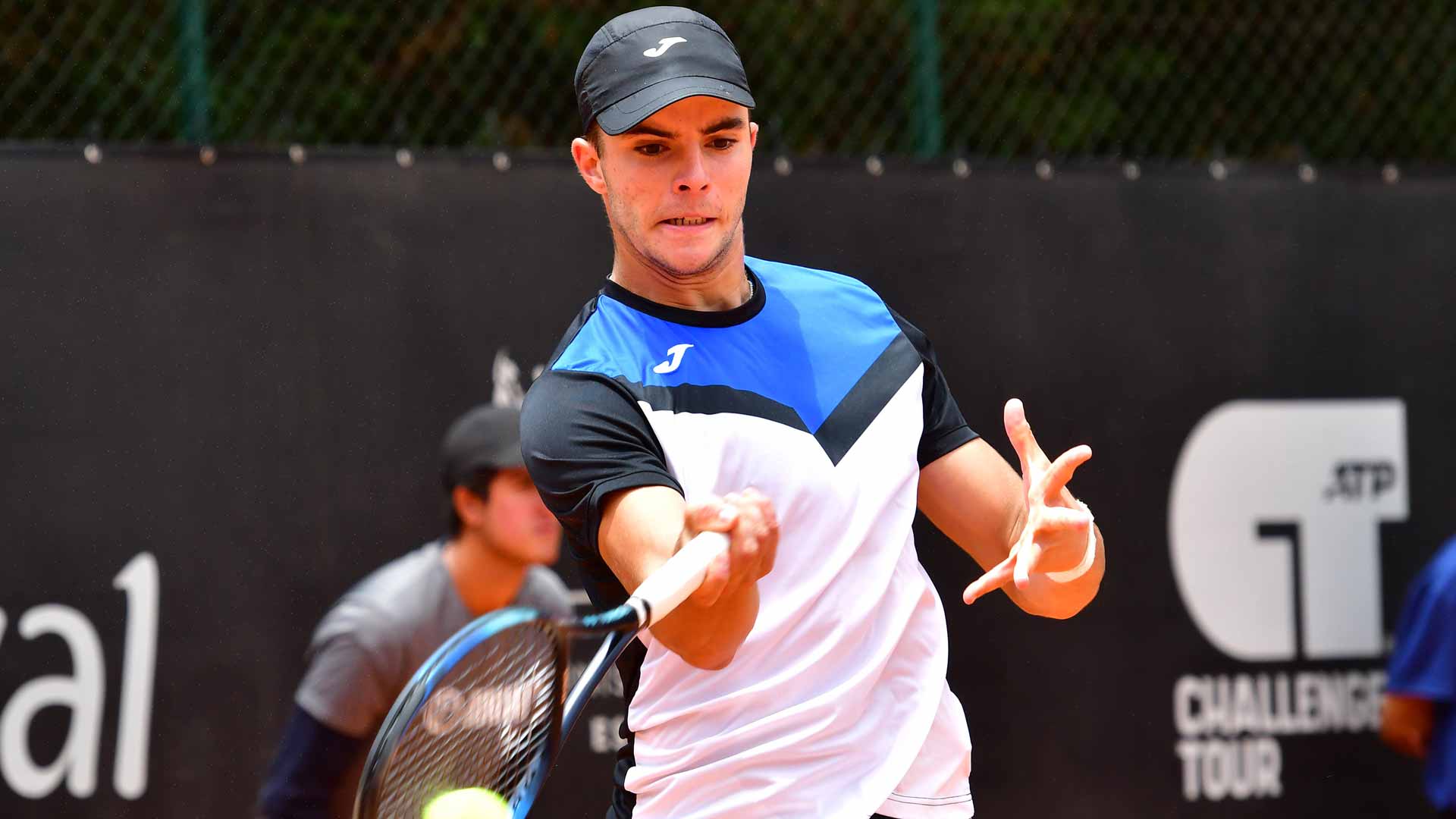 <a href='https://wwwx.atptour.com/en/players/jaime-faria/f0f2/overview'>Jaime Faria</a> in action at the Curitiba Challenger.