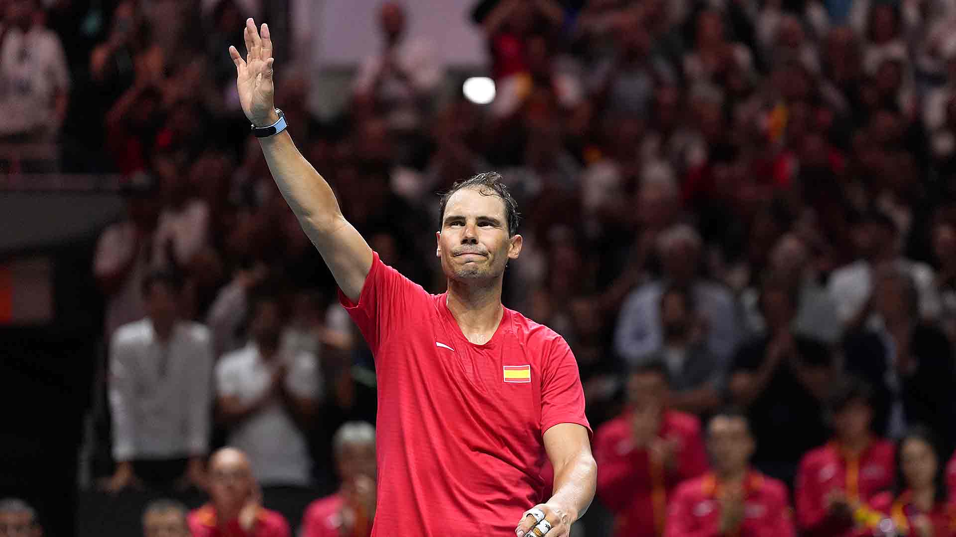 Rafael Nadal saluda al público en Málaga este martes.