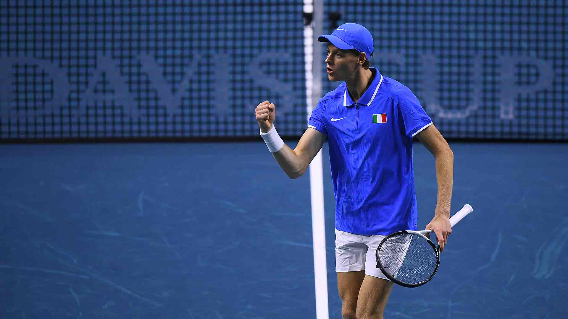 Jannik Sinner celebra un punto en semifinales de la Copa Davis.