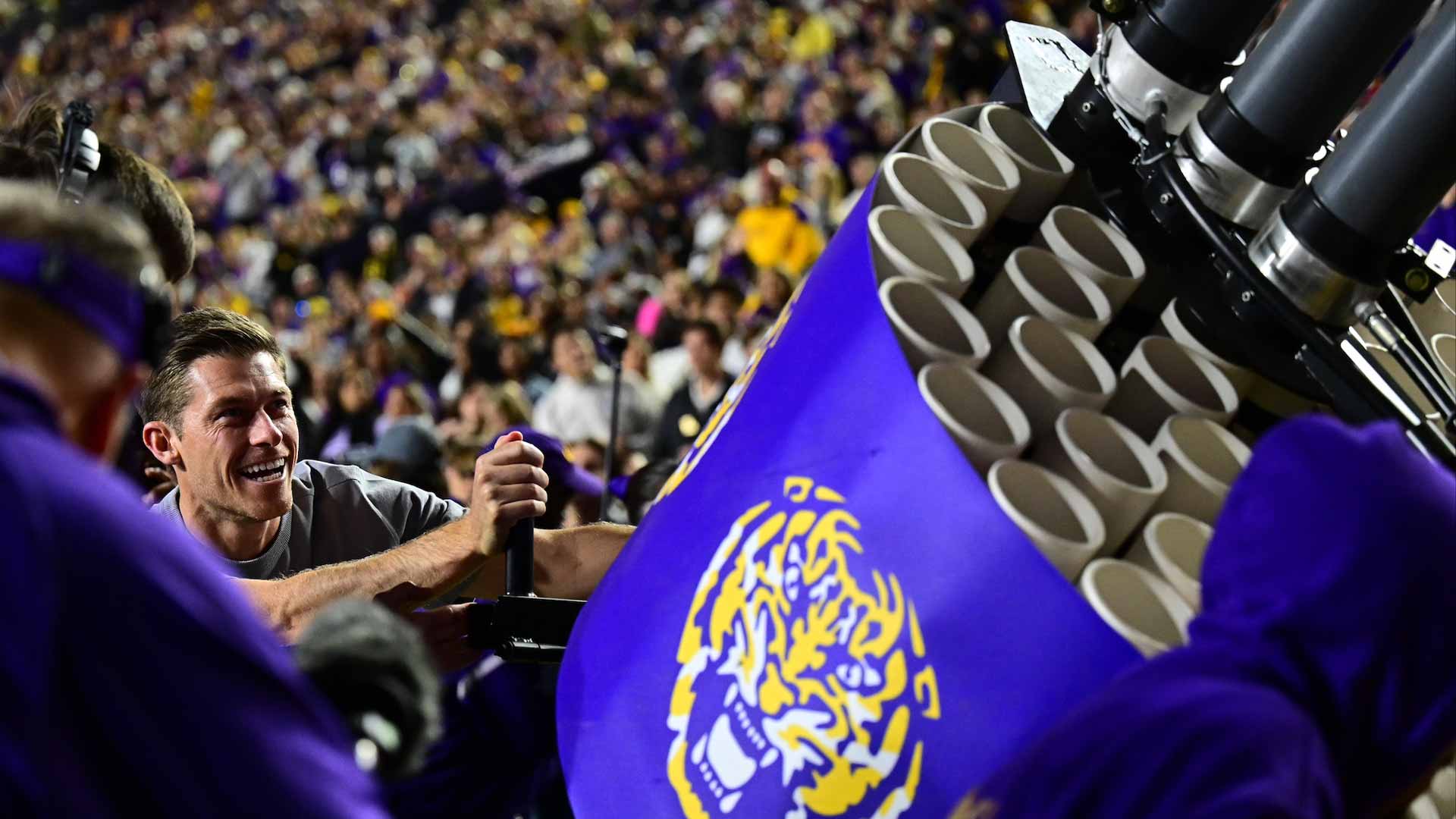 <a href='https://wwwx.atptour.com/en/players/neal-skupski/sl22/overview'>Neal Skupski</a> fires off t-shirts to LSU fans.