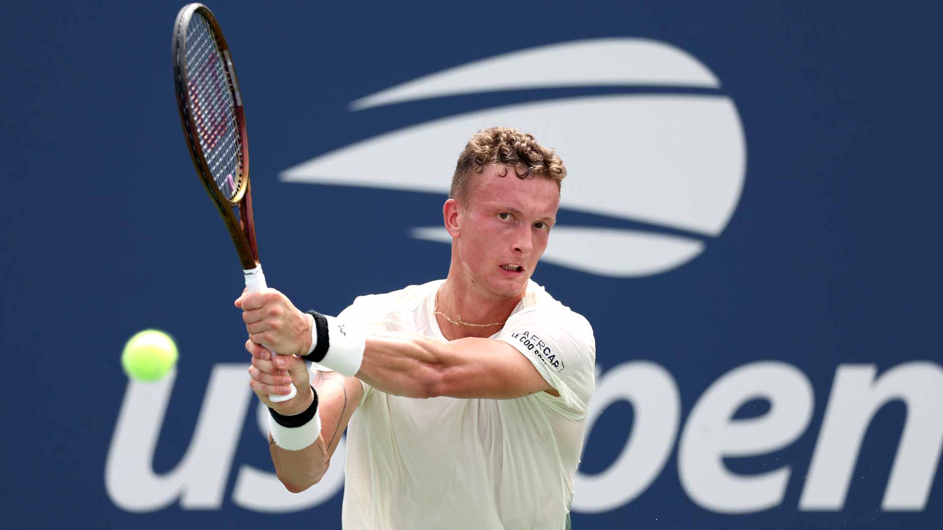 On a hot day in New York, <a href='https://wwwx.atptour.com/es/players/jiri-lehecka/l0bv/overview'>Jiri Lehecka</a> survives <a href='https://wwwx.atptour.com/es/players/mitchell-krueger/kc12/overview'>Mitchell Krueger</a>.