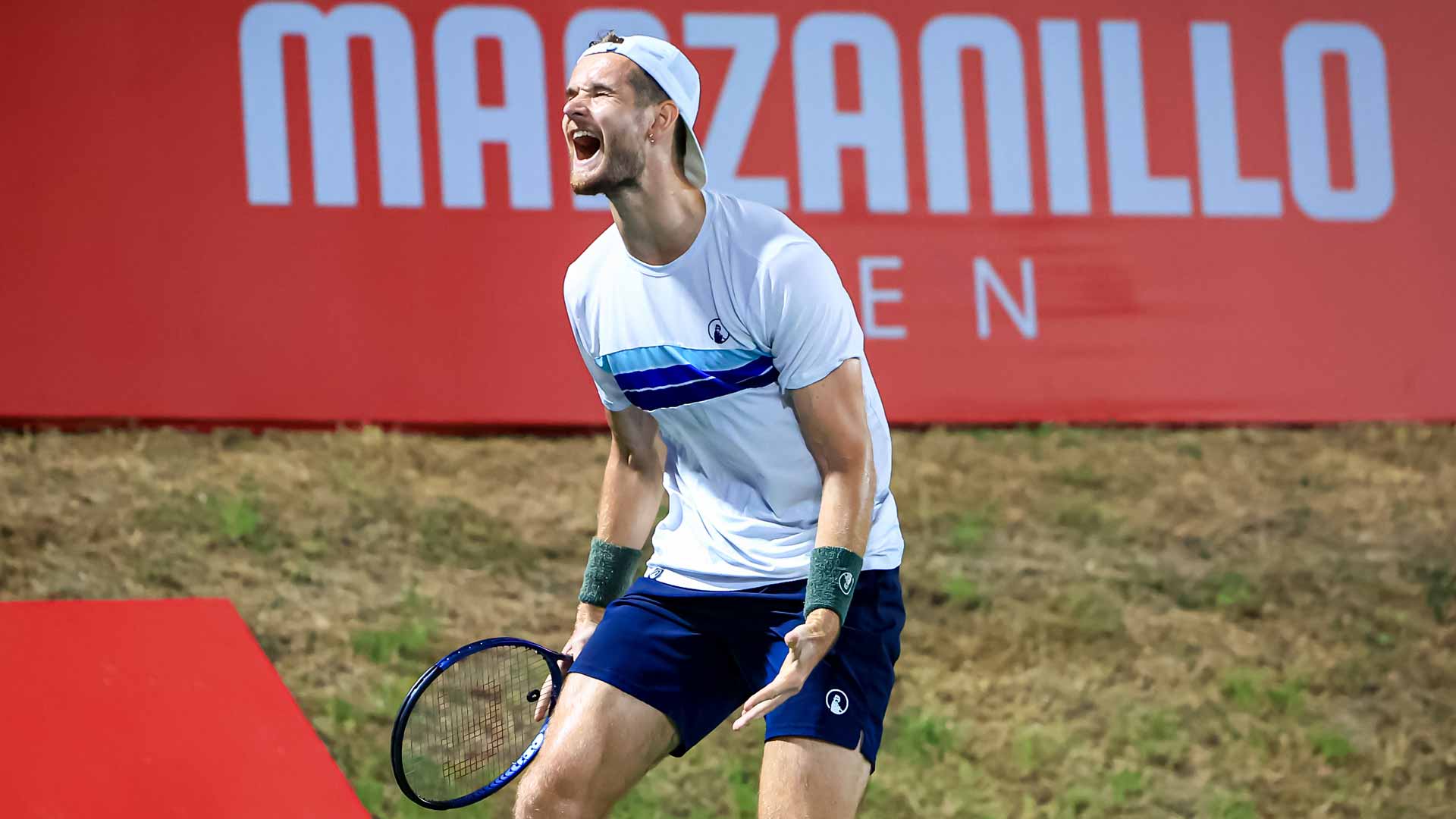 <a href='https://wwwx.atptour.com/en/players/mats-rosenkranz/rh62/overview'>Mats Rosenkranz</a> celebrates winning the Manzanillo Challenger.