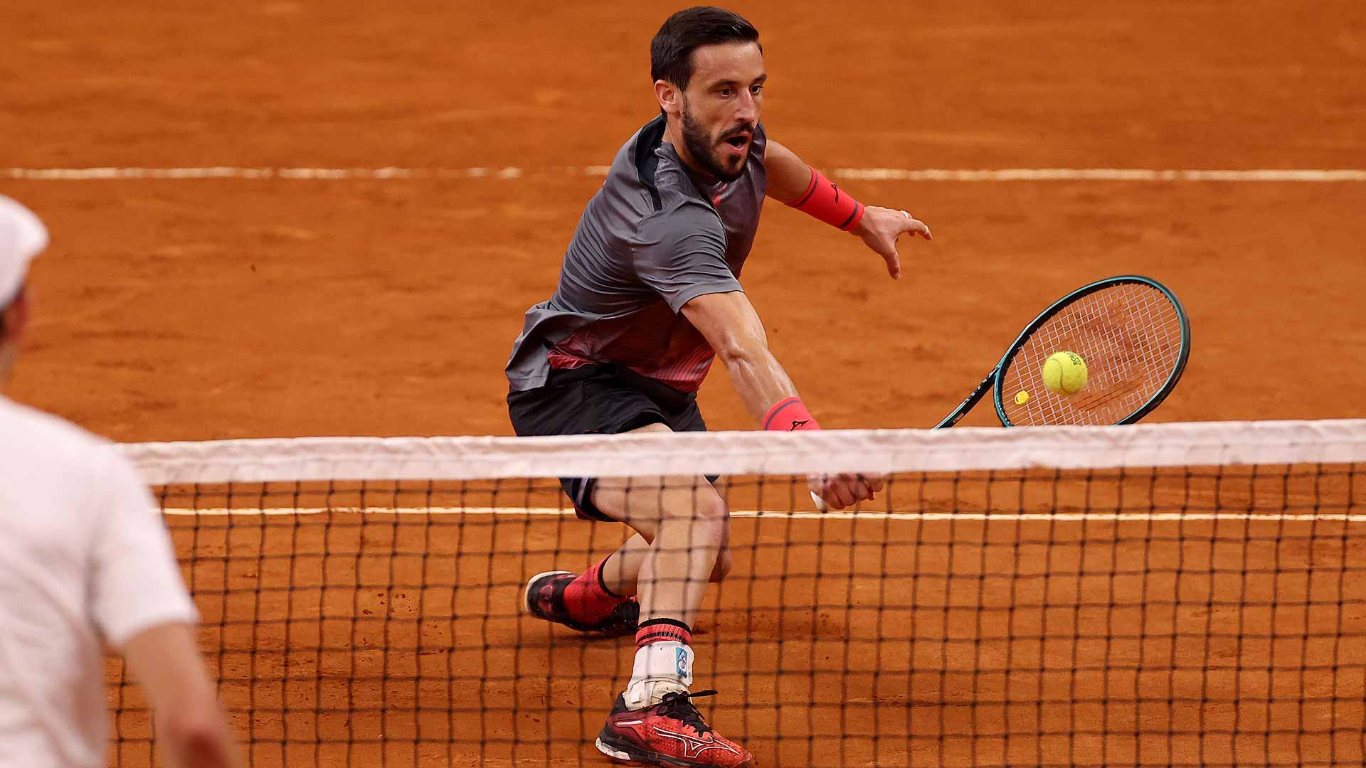 <a href='https://wwwx.atptour.com/en/players/damir-dzumhur/d923/overview'>Damir Dzumhur</a> in action at the Maia Challenger.