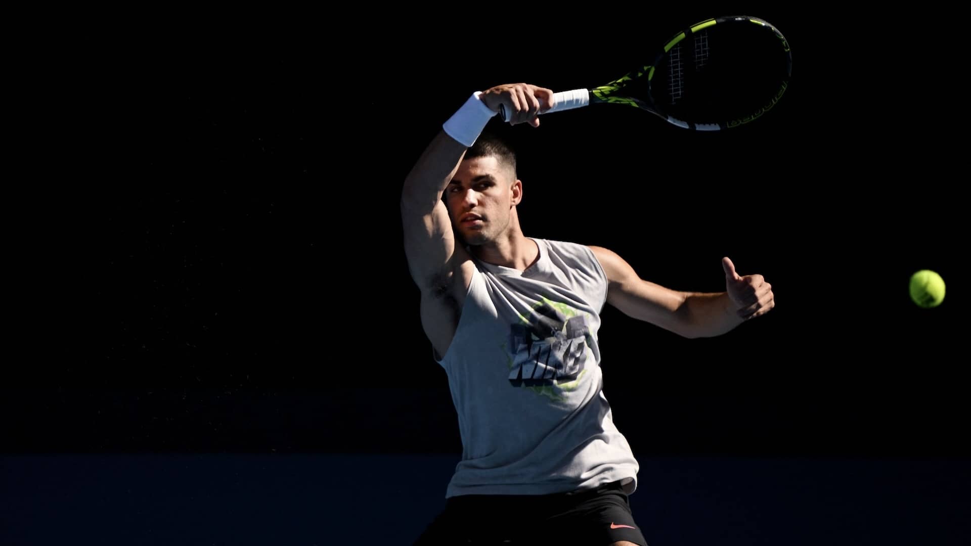 Carlos Alcaraz, durante el entrenamiento del martes ante Novak Djokovic.