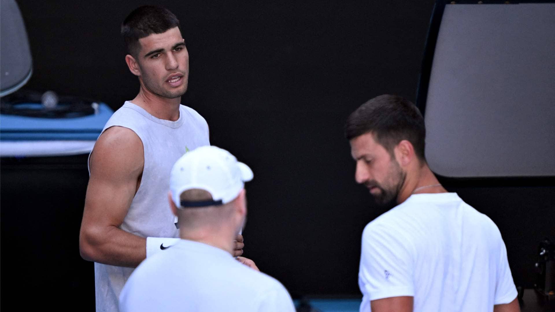 Carlos Alcaraz entrenó con Novak Djokovic antes del debut en el Abierto de Australia 2025.